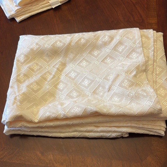 4x6 ivory table cloth with 6 napkins, beautiful detail - Picture 2 of 3